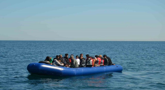 Çanakkalede 17si çocuk 40 kaçak göçmen kurtarıldı