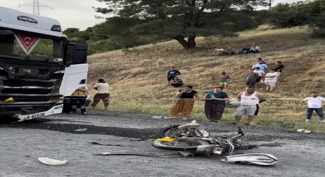 Çanakkalede kamyon ile motosiklet çarpıştı: 2 ölü