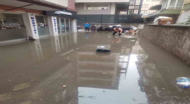 Çankırıda sağanak hayatı olumsuz etkiledi: Ev ve işyerlerini su bastı