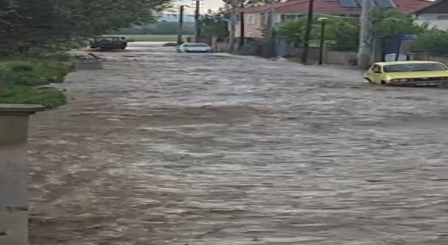 Çankırıda sel suları yolları bastı