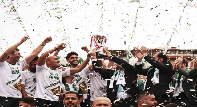 Çayelispor 3. Lig kupasını kaldırdı