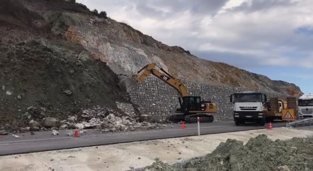 Çekerekte karayolu kenarındaki istinat duvar çöktü