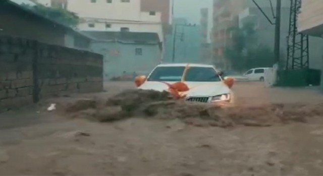 Cizrede gelin arabası sel sularının ortasında kaldı