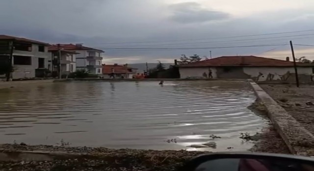 Çocuklar su birikintisinde yüzerek serinledi