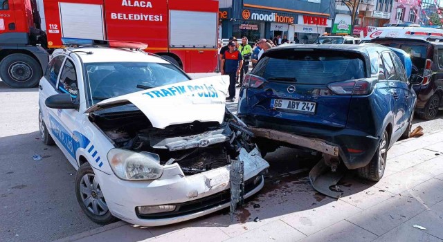 Çorumda kontrolden çıkan cip polis otosuna çarptı: 2si polis 3 yaralı