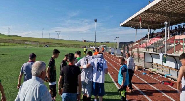 Çorumda sıcaktan bayılan 2 futbolcu hastanelik oldu