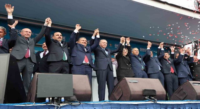 Cumhurbaşkanı Erdoğan: Eser ve hizmet siyaseti konusunda hamdolsun ülkede elimize su dökecek kimseyi tanımıyoruz