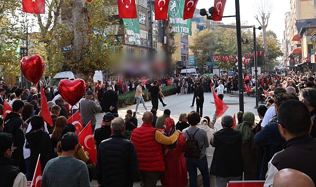 Cumhuriyet Bulvarı'nda zeybek gösterisi