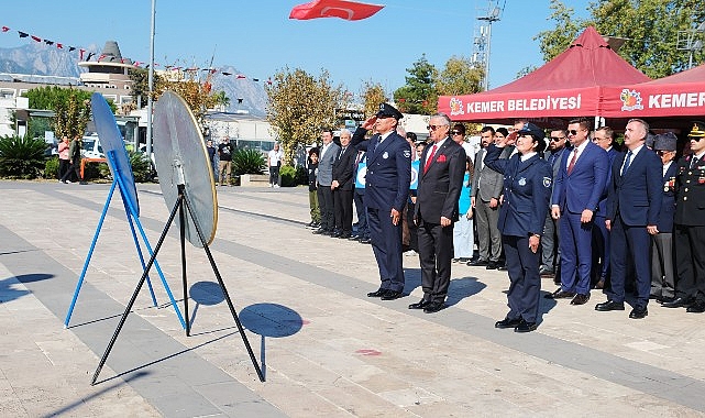 Cumhuriyet'in 101. yılı dolayısıyla Kemer'de tören düzenlendi.