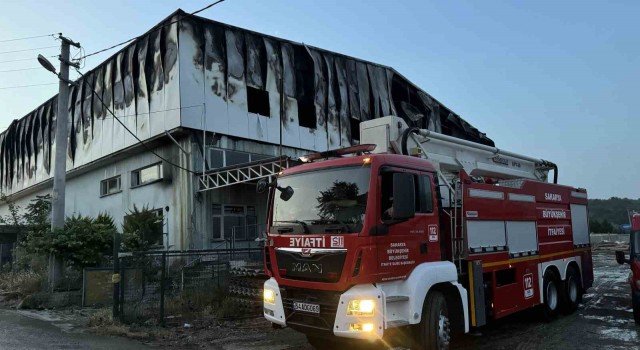 D-650 kara yolunu dumana boğan fabrika yangını 2 buçuk saat sonra söndürüldü