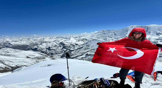 Deniz Kayadelen, Everestin zirvesinde 3 derecelik suya girdi