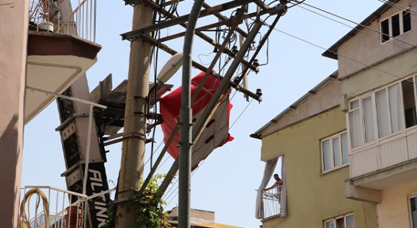 Denizli'de binaya eşya taşınırken elektrik tellerine takılan koltuk ekiplerce alındı