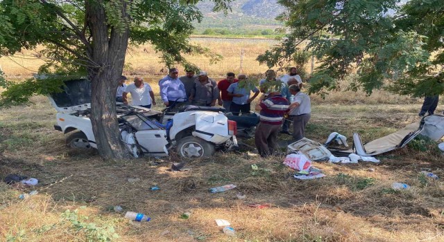 Denizlide iki otomobil çarpıştı: 1 ölü, 1 yaralı