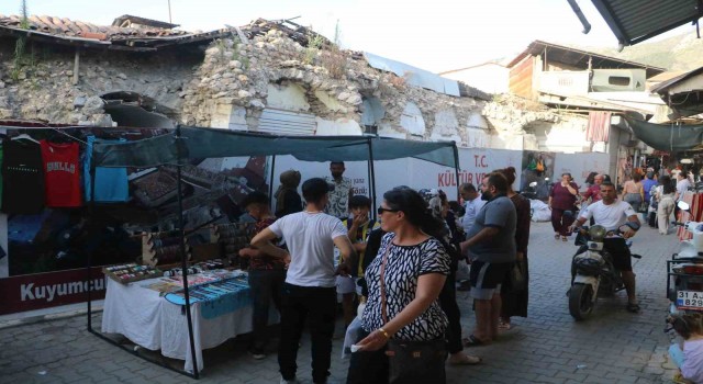 Depremin yıktığı çarşıda eski günleri aratmayan bayram alışverişi