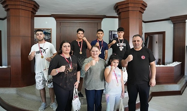 Didim Arena Boks Kulübü Antrenörü Milli Boksör Dinçer Çankaya ve şampiyon boksörler Didim Belediye Başkanı Hatice Gençay'ı ziyaret etti