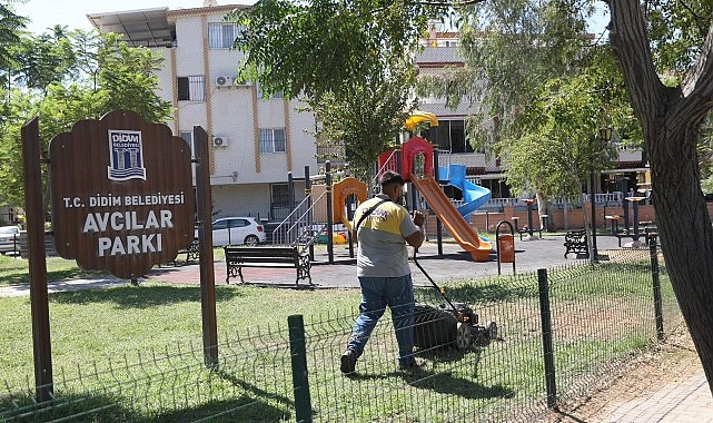 Didim Belediyesi Park Bahçeler Müdürlüğü ekipleri, ilçe genelinde çalışmalarına ara vermeden devam ediyor.