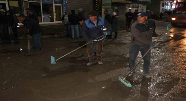 Diyadinde caddeler tazyikli su ile yıkandı