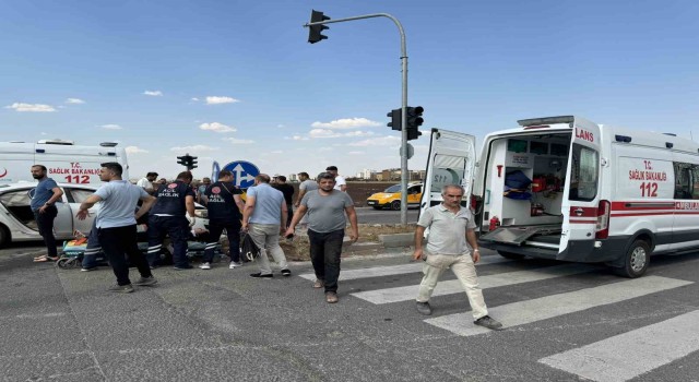 Diyarbakır'da iki otomobil çarpıştı: 1'i kadın 4 yaralı