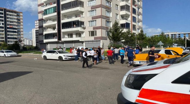 Diyarbakırda ticari taksi otomobille çarpıştı: 5 yaralı