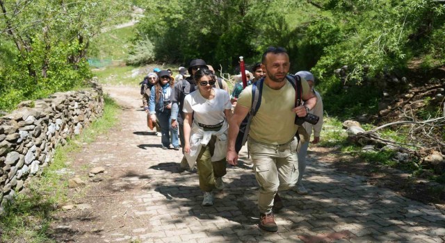 Doğaseverlerden Mehmetcan Bağlarına doğa yürüyüşü