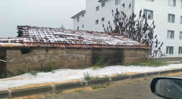 Dolu ve sağanak yağışın etkili olduğu ilçede ev ve iş yerlerini su bastı