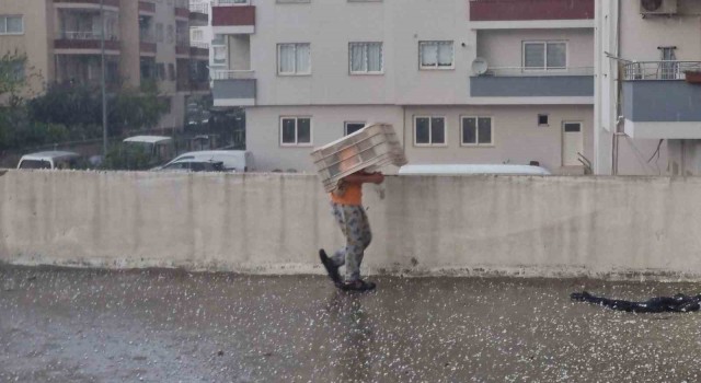 Dolu yağışında küçük çocuk plastik kasa altında eğlendi, sürücüler ağaç altına sığındı