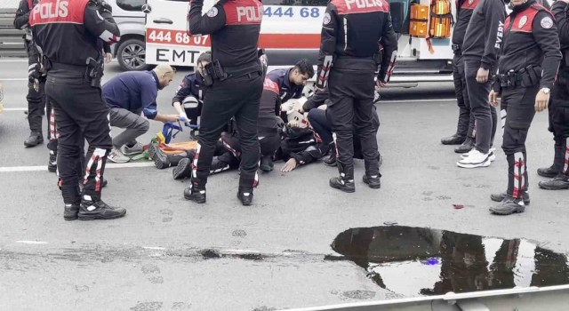 E-5 karayolunda motosikletli polis ile ticari taksi çarpıştı: 2 polis yaralandı