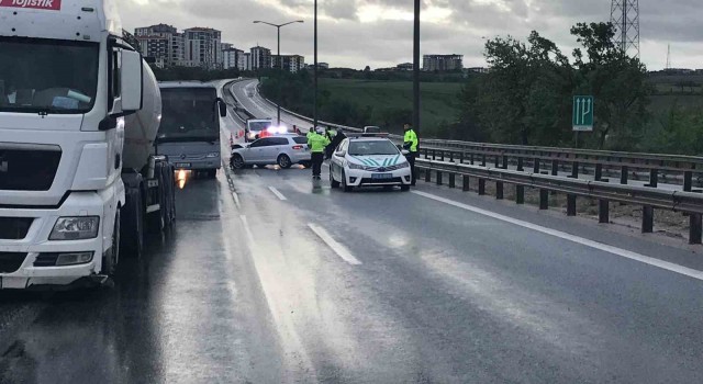 Edirnede bariyerlere çarpan otomobilin sürücüsü yaralandı