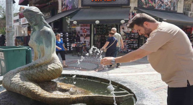 Edirnede sıcak hava bunalttı, kimisi süs havuzlarına, kimisi çeşmelere koştu