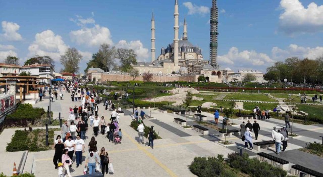 Edirneye turist akını: Adım atacak yer kalmadı