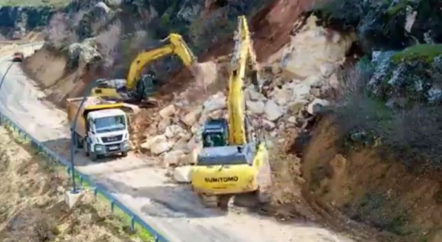 Eğilde heyelan sonucu ulaşıma kapanan yol açıldı