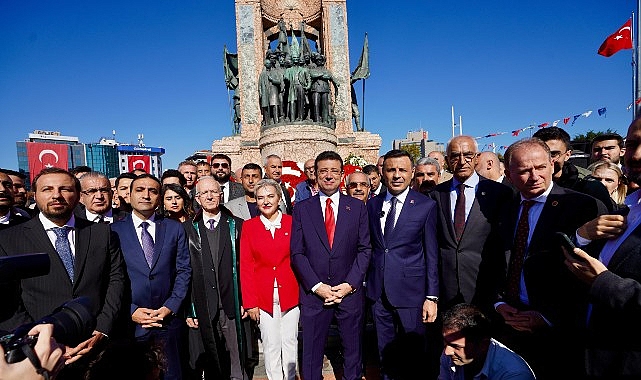 Ekrem İmamoğlu Türkiye Cumhuriyeti'nin 101'inci kuruluş yıldönümü, Taksim Cumhuriyet Anıtı'nda gerçekleştirilen çelenk koyma töreniyle kutlandı