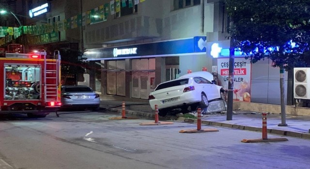 Elazığda kontrolden çıkan otomobil iş yerinin duvarına çaptı