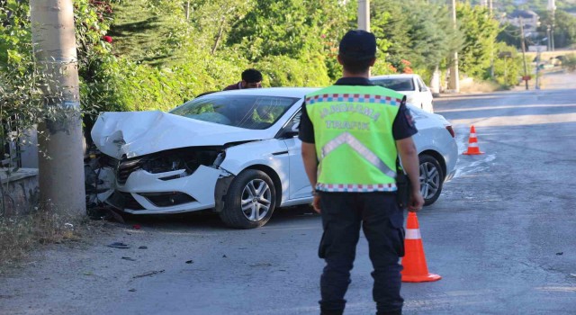 Elazığda otomobil beton direğe çarptı: 2 yaralı