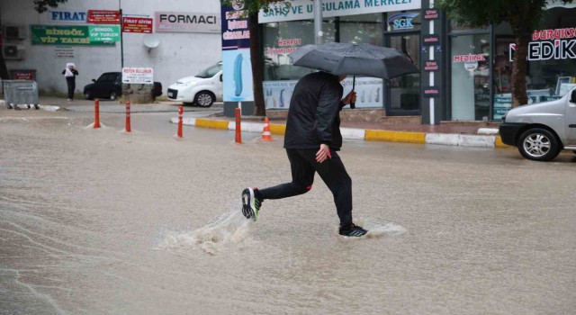 Elazığda sağanak hayatı felç etti