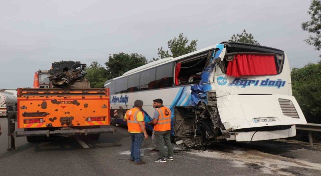 Emniyet şeridinde park halindeki yolcu otobüsüne tır çarptı: 3 yaralı