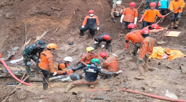 Endonezyada altın madeninde toprak kayması: 10 ölü, 40 kayıp