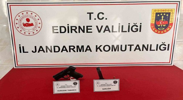 Enezde jandarmanın uygulamasında tabanca ele geçirildi