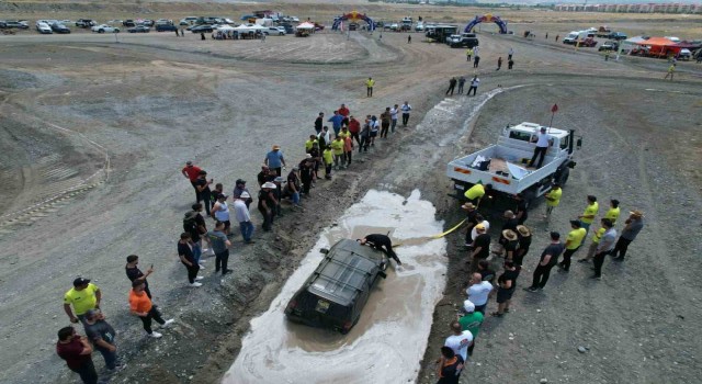 Erzincanda off-road yarışmasında pilotlar çamura saplandı