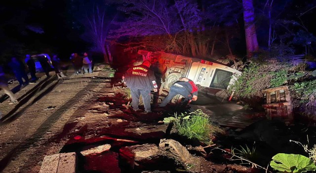 Erzincanda tarım işçilerini taşıyan minibüs su kanalına devrildi: 6 yaralı