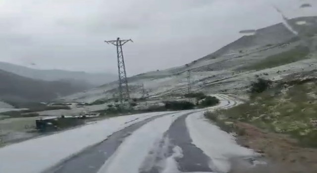 Erzurumda dolu köyleri beyaza bürüdü