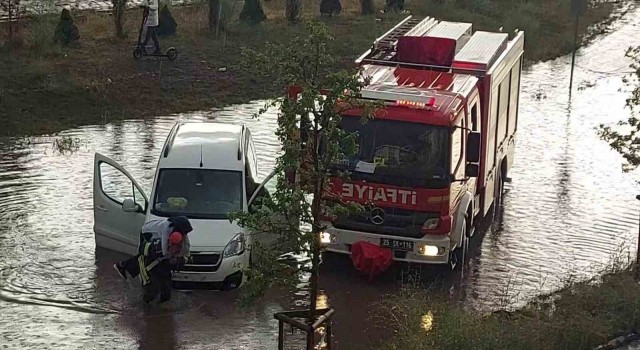 Erzurumda sağanak hayatı durma noktasına getirdi