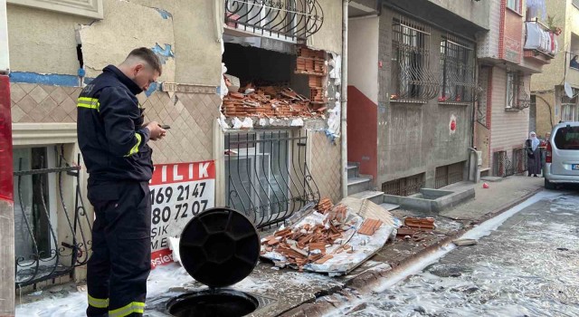 Esenlerde rögar patlaması: 4 katlı binanın giriş dairesinin duvarı yıkıldı