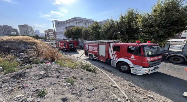 Esenyurtta otluk alanda çıkıp geniş alana yayılan yangın söndürüldü