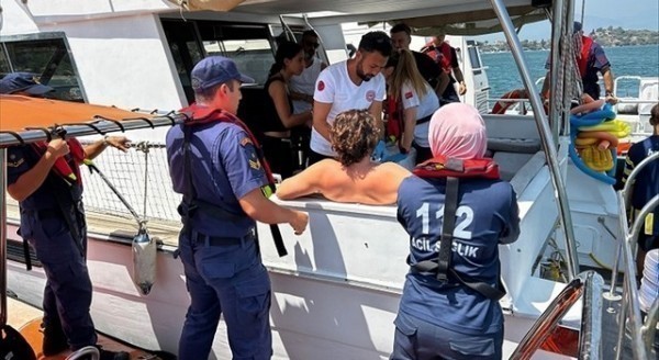 Fethiye açıklarındaki teknede yaralanan kişiye tıbbi tahliye