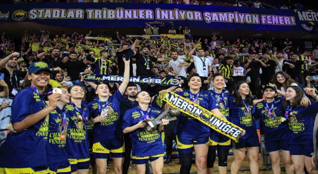 FIBA Kadınlar Euroleaguede şampiyon olan Fenerbahçe kupasını aldı