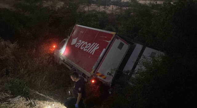 Freni boşalan Arçelik kamyoneti uçurumdan uçtu