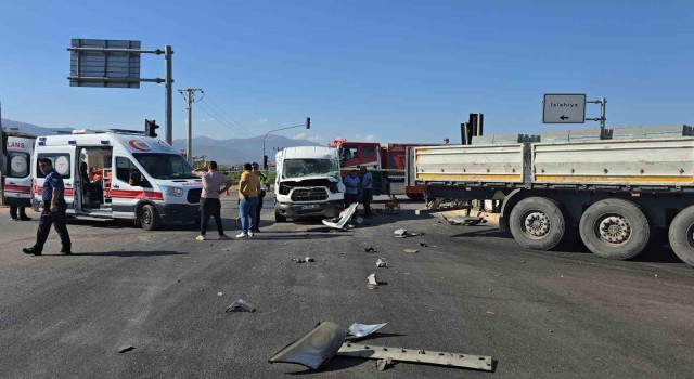 Gaziantepte 3 aracın karıştığı kazada minibüs şoförü ağır yaralandı