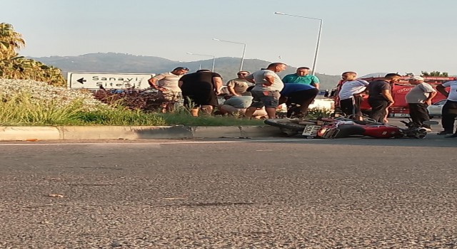 Gazipaşada motosiklet sürücüsünün hayatını kask kurtardı