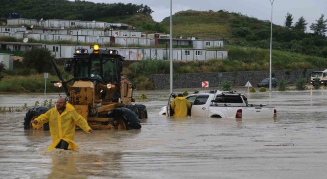 Göle dönen yolda mahsur kalan araç kurtarıldı